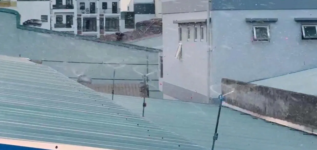 Phun Nước Mái Tôn – Giải Pháp Làm Mát Hiệu Quả Cho Nhà Xưởng Mùa Nắng Nóng 3 z7728427097225_969fa76aef1ce40b862c0ca402a5852f