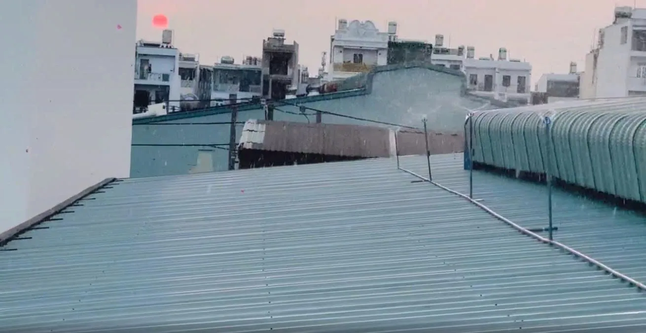 Phun Nước Mái Tôn – Giải Pháp Làm Mát Hiệu Quả Cho Nhà Xưởng Mùa Nắng Nóng 2 z7728427115894_73d7724120f5391e11b9aaf16d5104d7