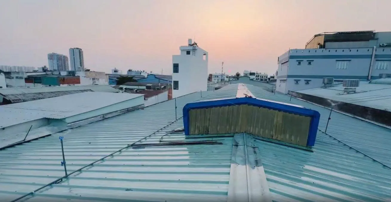 Phun Nước Mái Tôn – Giải Pháp Làm Mát Hiệu Quả Cho Nhà Xưởng Mùa Nắng Nóng 1 z7728427115895_99add5e5163a28051ad3cf82d1743e46