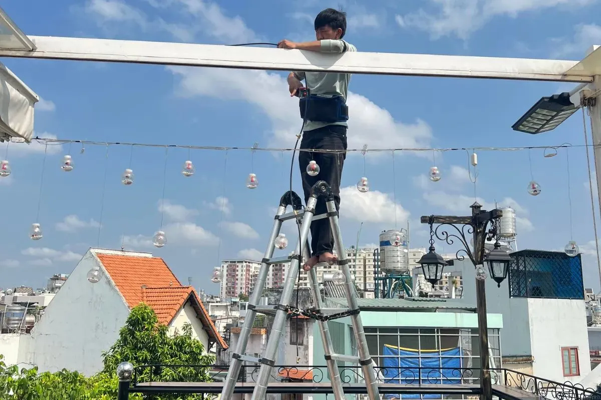 Lắp Phun Sương Không Ướt Bàn Ghế Khi Có Gió: Kỹ Thuật Chuẩn 3 Vị trí lắp béc phun sương mép mái hiên cách bàn ghế 1.5 mét