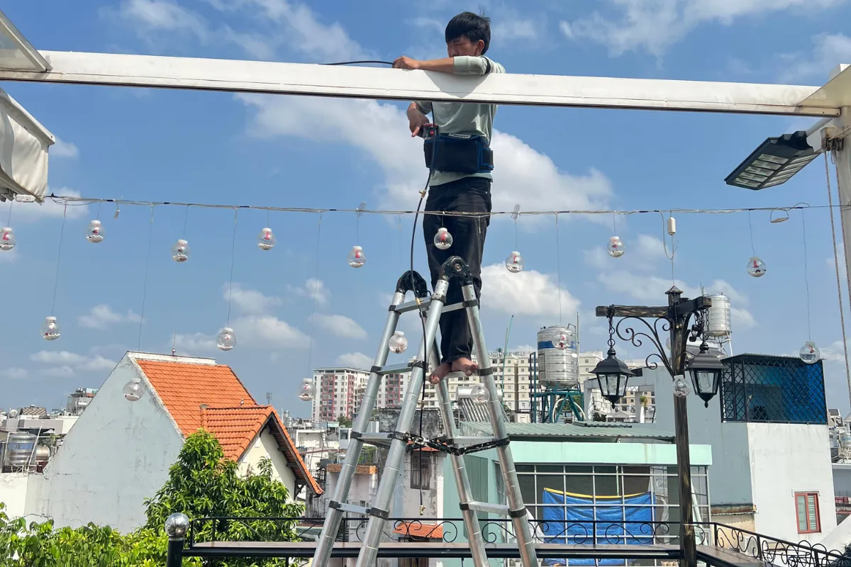 Lắp Phun Sương Không Ướt Bàn Ghế Khi Có Gió: Kỹ Thuật Chuẩn 1 bec-phun-suong-lap-vao-day-phun-suong-pe