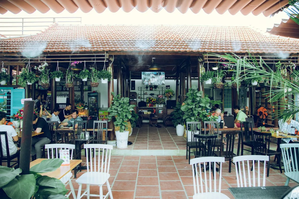 Phun Sương Quán Cafe: Mỗi Mét Mái Hiên Cần Bao Nhiêu Béc? 1 Phun sương quán cafe mái hiên – số lượng béc phun tối ưu